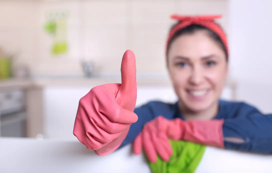 femme satisfaite de son efficacité aux tâches ménagères