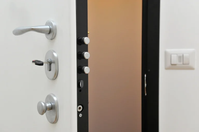 Sécurité maison – porte blindée et serrures renforcées