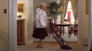 Mme Doubtfire passant l'aspirateur