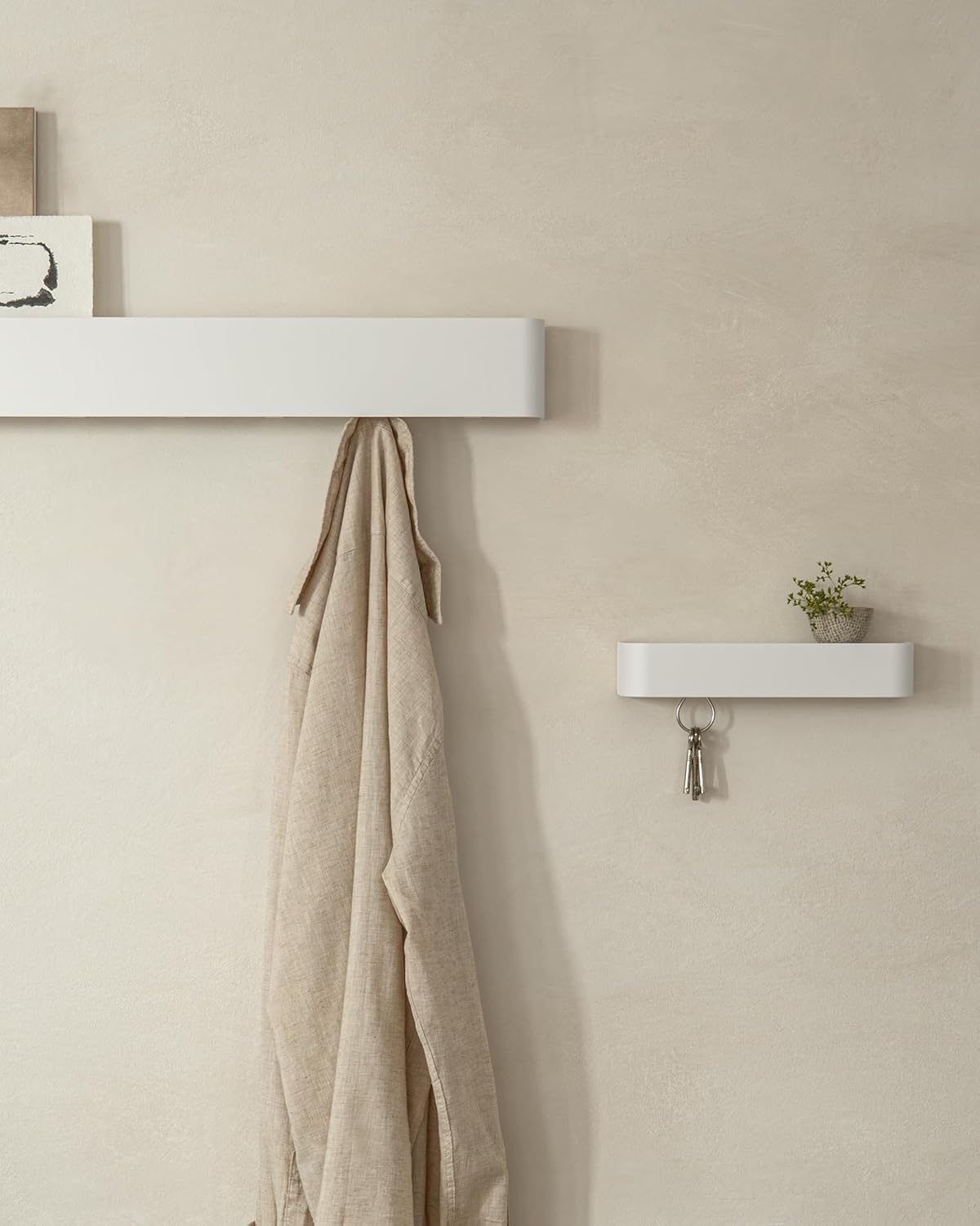 Accroche clés mural Kazai Tone blanc avec crochets cachés et tablette